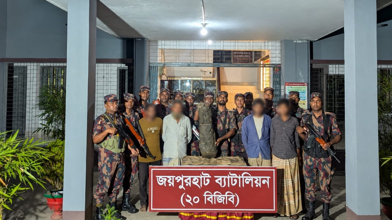 জয়পুরহাটে ৭৩ কেজি কষ্টিপাথরের মূর্তিসহ আটক ৪